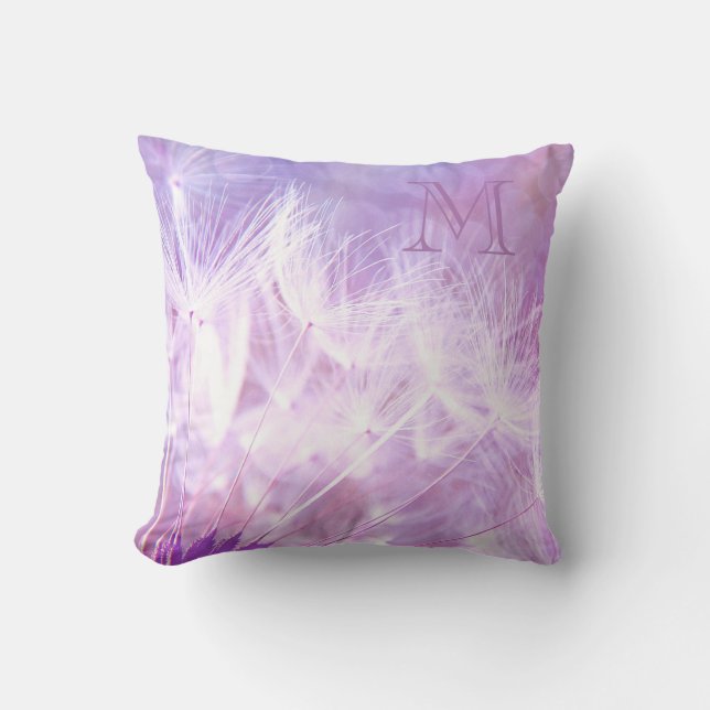 Wispy White Fluffs Lila Initial Dekorativ kudde (Framsida)