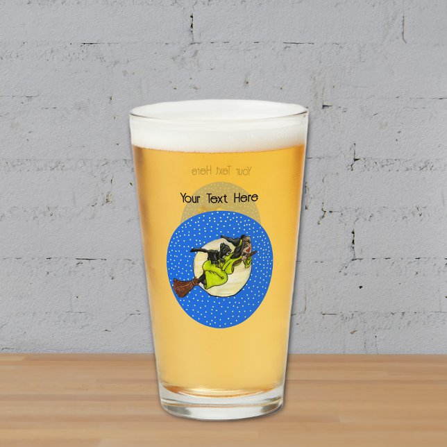 Witch Black Cat Flies Past Måne Broom Stars Glaskopp (Fun Witch green dress flying on broom with cat past moon blue circle with stars glass drink tumbler.)