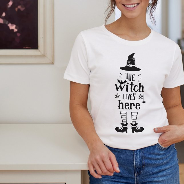 Witch bor här | Funny Halloween T Shirt (Skapare uppladdad)