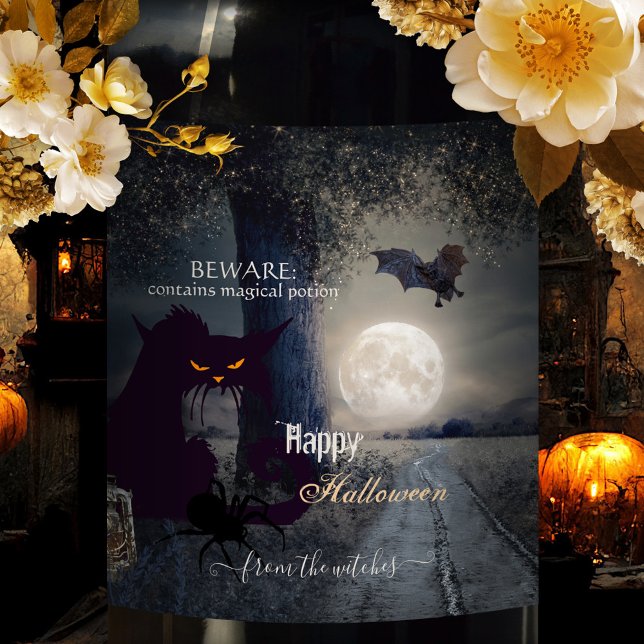 Witch Brew Haunted Halloween Black Cat Vinflaska Etikett (Halloween party wine label with wicked cat, bat + spider at full moon under a tree with party lights)