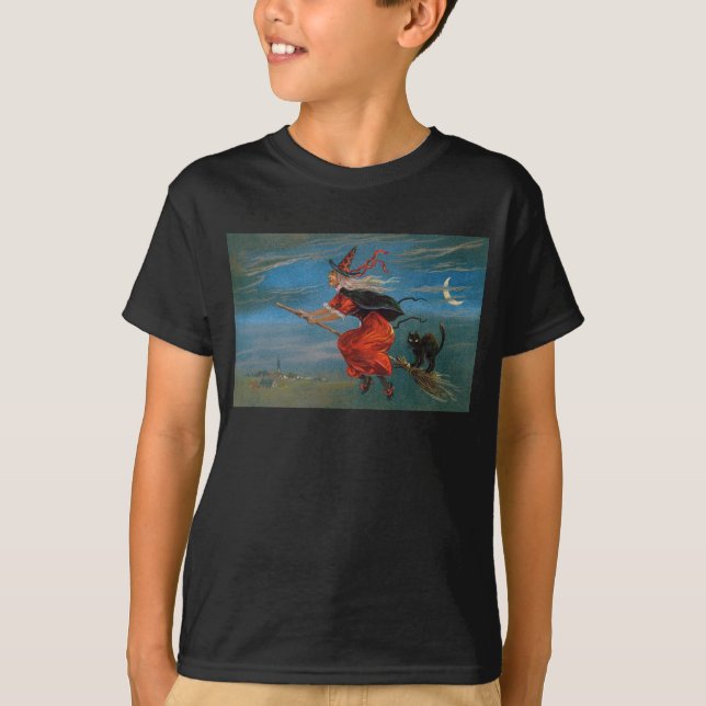 Witch Flies with Black Cat on Halloween Natt T Shirt (Framsida)
