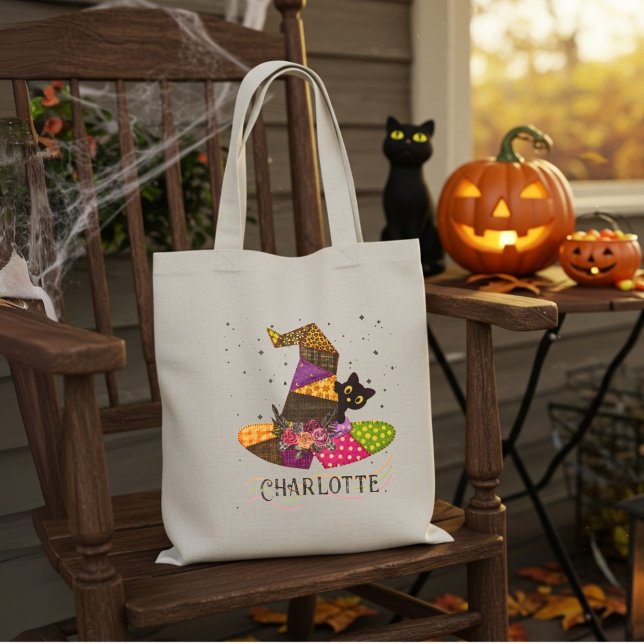 Witch Hat Patch Quilt Halloween Namn Tygkasse (Trendy Patchwork Witch With Black Cat Friend. Easy personalize name.)