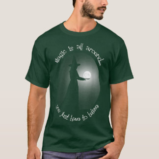 Witch Holding Måne Magic är över T Shirt