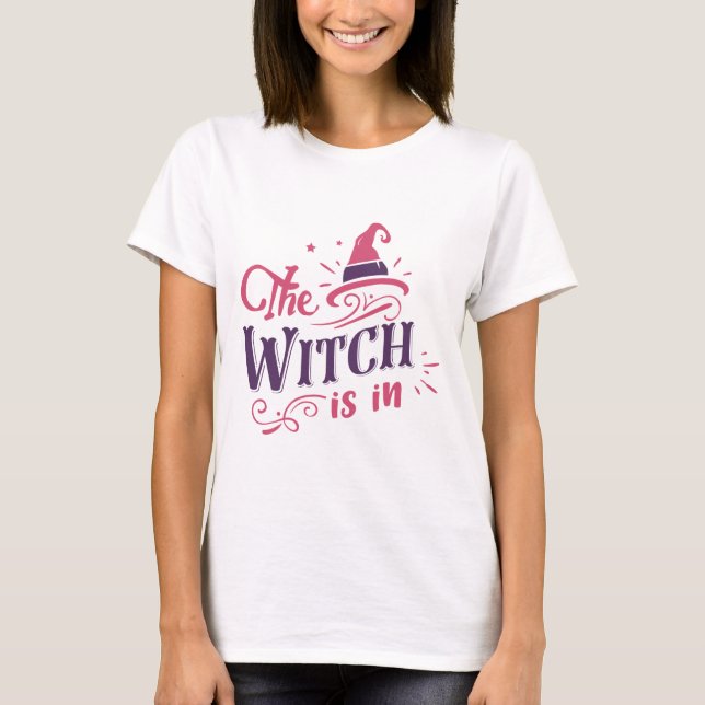 Witch ligger i Rosa och Lila Witch Hat Halloween T Shirt (Framsida)