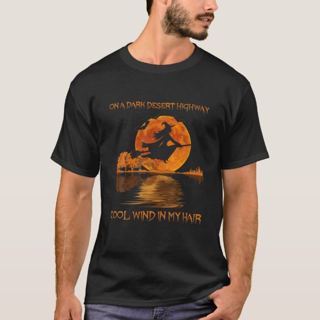 Witch Riding Brooms Halloween 2021-on A Mörk Deser T Shirt (Framsida)