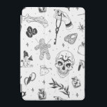 Witch Ritual Mönster iPad Mini Skydd<br><div class="desc">En mörk och mystisk design fylld med ockult plagg som döskallar,  tjärkort,  voodoo dolls och potioner - perfekt för dem som kärlekar häxkonst och gotiska vibes.</div>