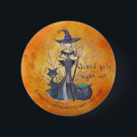 Witch vattencolor Halloween bachelorette Party Knapp<br><div class="desc">Chic lustigt Halloween-orange och lila vattenfärgstypografi bachelorette Party-knapp som innehåller en häxa i en grått-kolklänning och hatt med en borom, brushwood och en svart kattfyllning i texten kan du välja att anpassa den ytterligare genom att byta typsnitt och färg på bokstäver.Knappen är lämplig för en chic tokig Halloweg-personlig. party, babydusch,...</div>