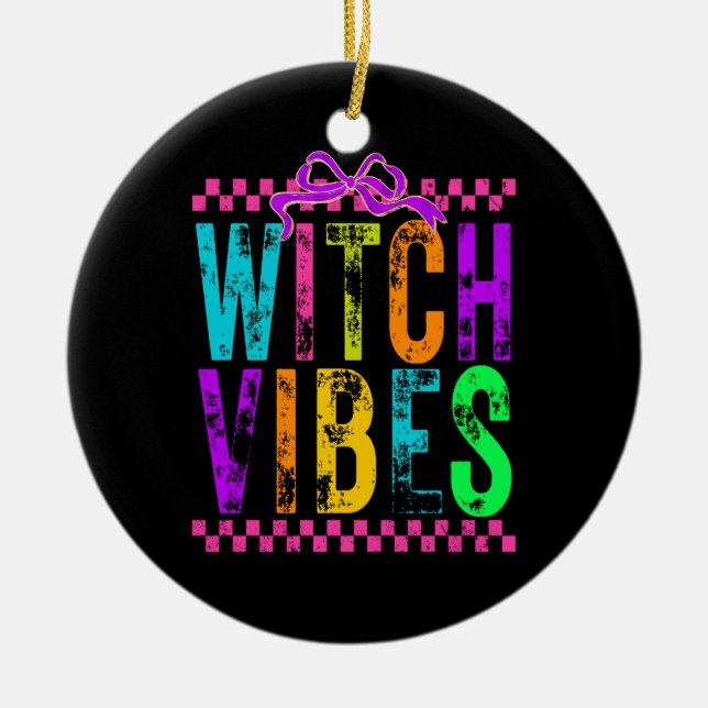 Witch Vibes Halloween Neon Checkered Bow Julgransprydnad Keramik (Framsidan)