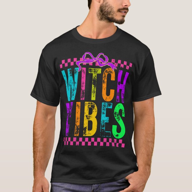 Witch Vibes Halloween Neon Checkered Bow T Shirt (Framsida)