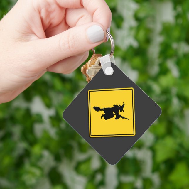 Witch Warning Halloween Nyckelring (Hand)