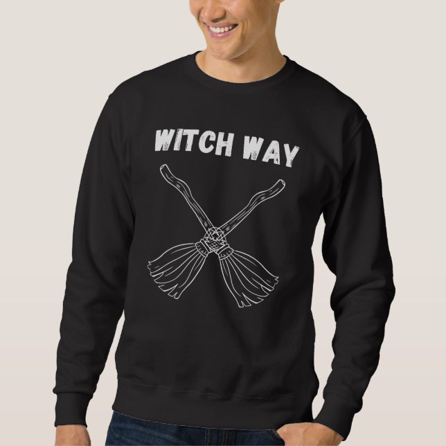 Witch Way to the Bash – Funny Halloween Broomstick Lång Ärmad Tröja (Framsida)