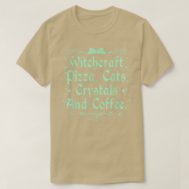 Witchcraft Pizza Cats Cats Crystals & Coffee Wicca T Shirt (Design framsida)