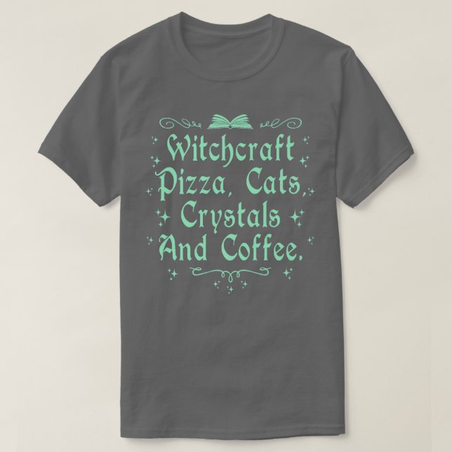 Witchcraft Pizza Cats Cats Crystals & Coffee Wicca T Shirt (Design framsida)