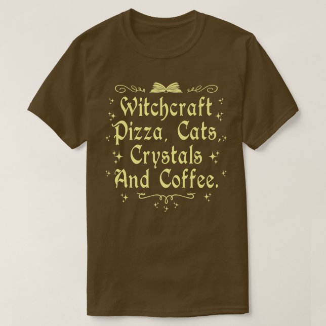 Witchcraft Pizza Cats Cats Crystals & Coffee Wicca T Shirt (Design framsida)