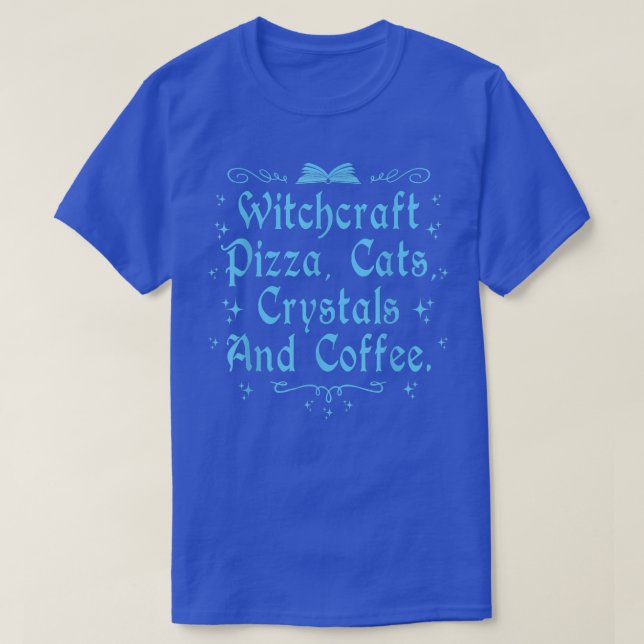 Witchcraft Pizza Cats Cats Crystals & Coffee Wicca T Shirt (Design framsida)