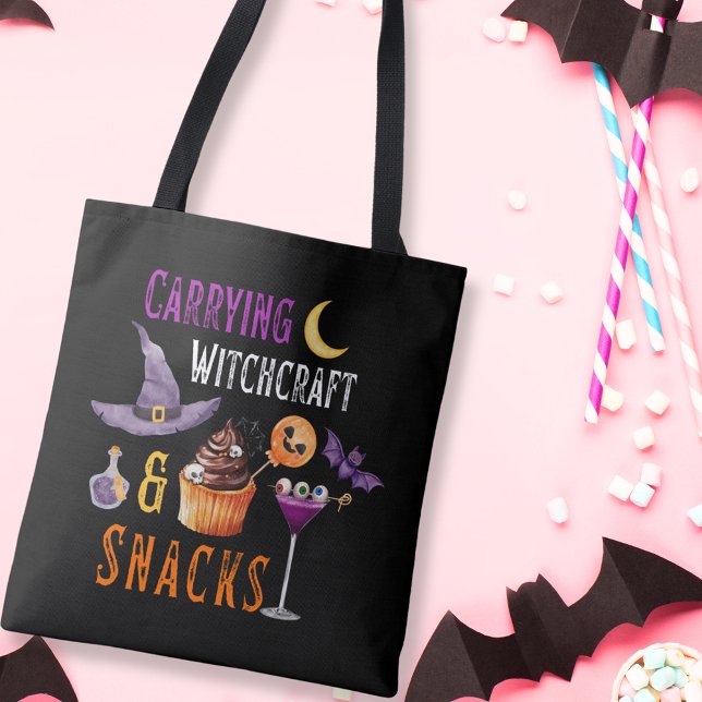 Witchcraft & Snacks Funny Halloween Tote Bag Tygkasse (Carrying Witchcraft and Snacks Halloween Tote Bag)