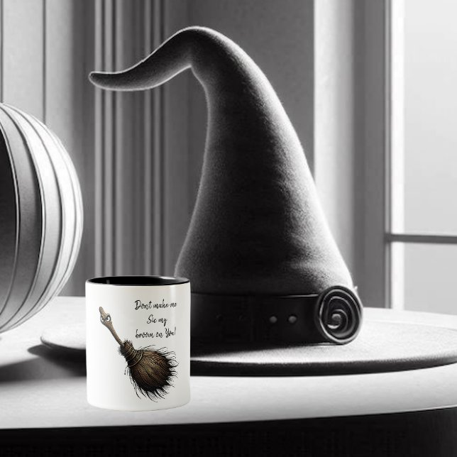 Witch's Pet Broom Två-Tonad Mugg (A witch can have a sense of humor too!!)
