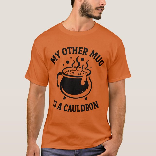 Witchy Black Cauldron Design – Magical Potion Brew T Shirt (Framsida)