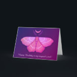 Witchy Moth Måne Lila Magic Insekt Birthday Kort<br><div class="desc">Ett gäckande måndagskort i lila och rosa med magisk häxaktig mönster av en gult nattetid med halv måne och stjärnor ovanför den över mörkens lila bakgrund och anpassadet text Grattis på födelsedagen till min magiska häxa..</div>