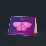 Witchy Moth Måne Lila Magic Insekt Birthday Kort<br><div class="desc">Ett gäckande måndagskort i lila och rosa med magisk häxaktig mönster av en gult nattetid med halv måne och stjärnor ovanför den över mörkens lila bakgrund och anpassadet text Grattis på födelsedagen till min magiska häxa..</div>
