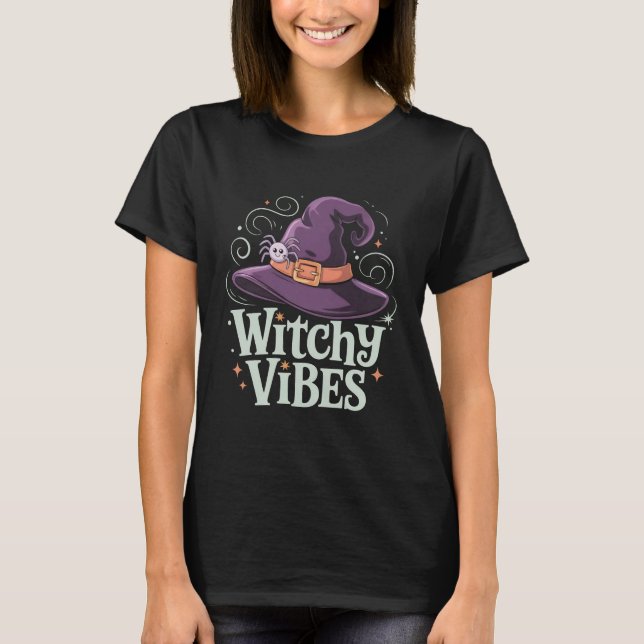 Witchy Vibes Cute Halloween Witch Hat Graphic Tee (Framsida)