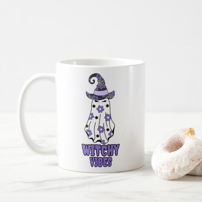 "Witchy Vibes" Halloween Witch Ghost Lila Kaffemugg (Med munk)