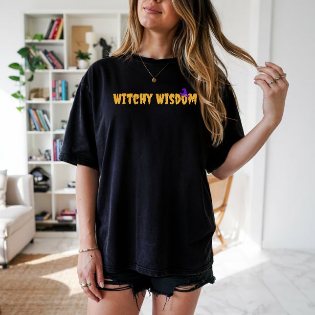 Witchy Wisdom halloween hat lila typography T Shirt (Skapare uppladdad)