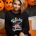 Witchy Woman Funny Rosa Witch Halloween T Shirt<br><div class="desc">Hämta redo för en spooktaculär Halloween med vår "Witchy Woman" t-shirt! Den här roligten och den här häxkonturen är perfekt för Halloween fest. Förbered din inre häxa och visa upp din fantastiska stil med den här förhäxningsgarantin. Vare sig du brygger potioner eller kastar spådomar, är den här skjortan en must-have...</div>