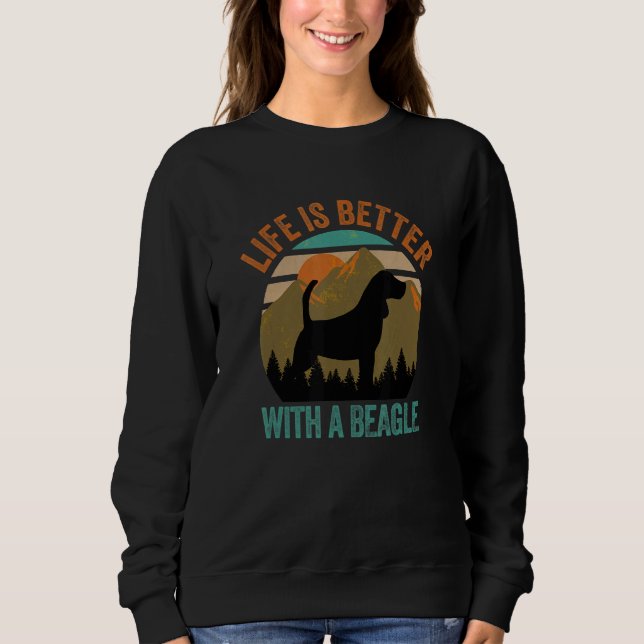 With A Beagle Distressed Mountains T Shirt (Framsida)