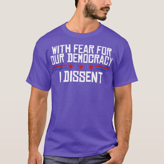 With Fear For Our Democracy I Dissent T Shirt (Framsida)