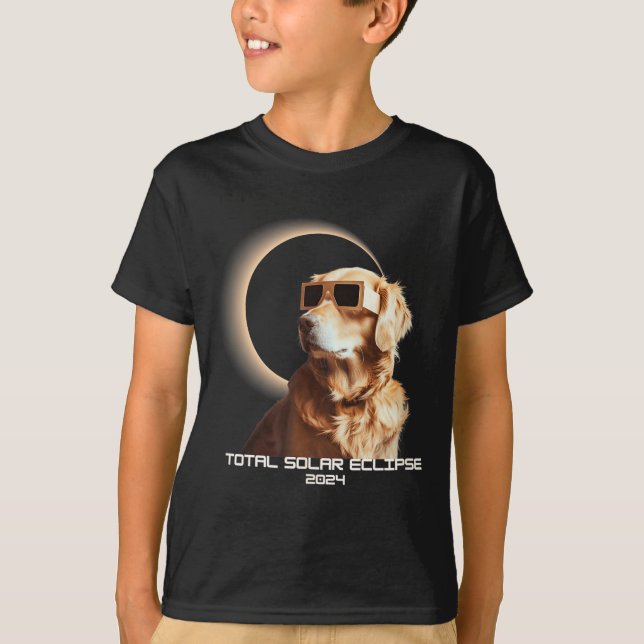 With Total Solar Eclipse Golden Retriever T Shirt (Framsida)