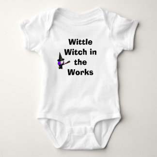 Wittle häxa i arbetena tee shirt