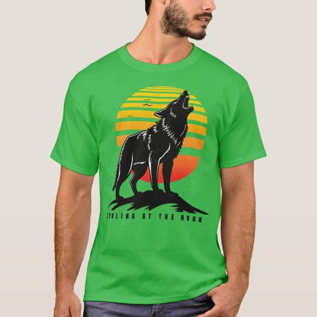 Wof howling at the moon t shirt (Framsida)