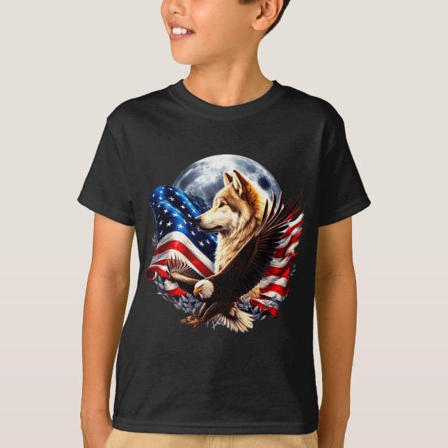 Wolf Bald Eagle American Flag Full Moon New Years  T Shirt (Framsida)