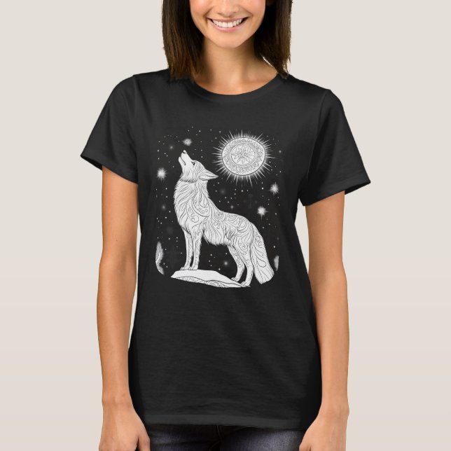 Wolf bei Nacht unter magischem Sternenhimmel T Shirt (Framsida)