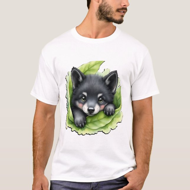 Wolf cub in the green: t shirt (Framsida)