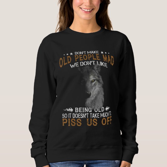 Wolf Don't Make Old People Mad We Don't Like Being T Shirt (Framsida)