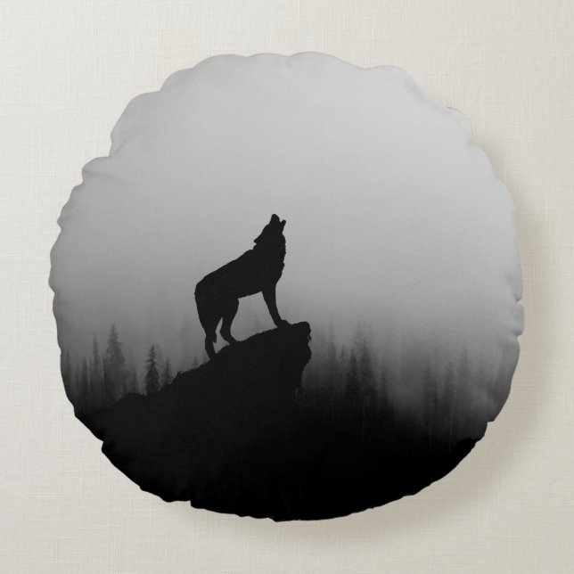 Wolf howling at the moon rund kudde (Framsidan)