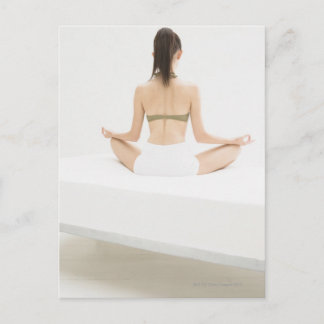 Woman gör yoga vykort