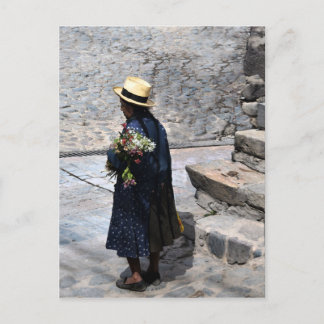 Woman Holding Flowers, Ollantaytambo, Peru (Vert) Vykort