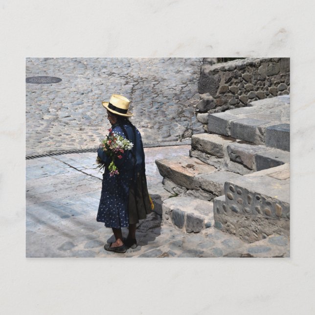 Woman Holding Flowers, Ollantaytambo, Peru Vykort (Framsida)