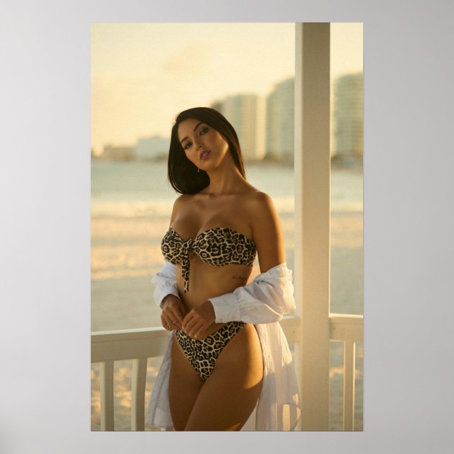 Woman In A Leopard Print Bikini Poster (Framsidan)