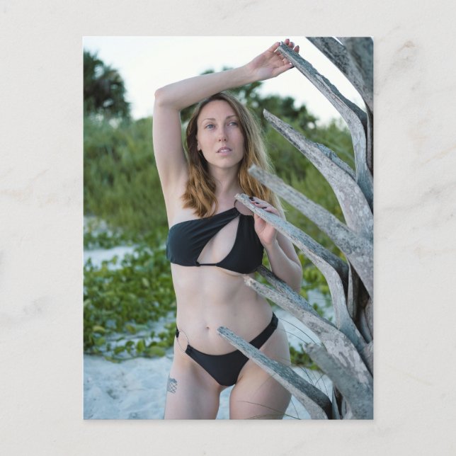 Woman In Black Bikini Posing On Sandy Beach Helg Vykort (Framsida)