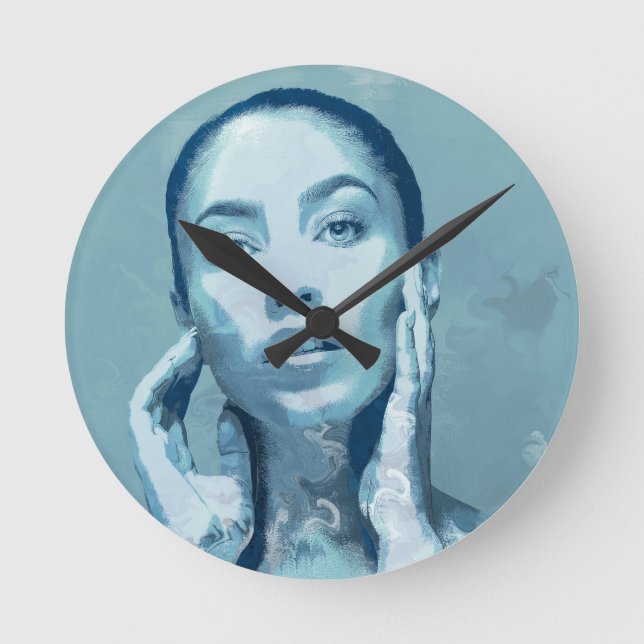 "Woman in Blue" Rund Klocka (Framsida)