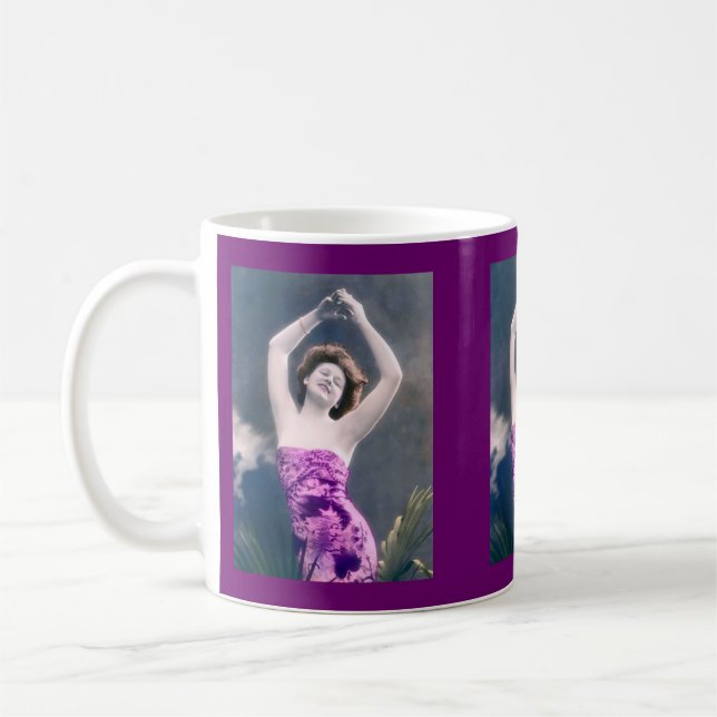woman in purple sarong , arms raised as if dancing kaffemugg (Vänster)