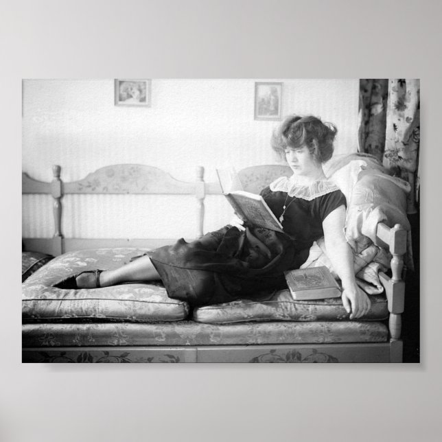 Woman Reading a Bok, Vintage Poster (Framsidan)