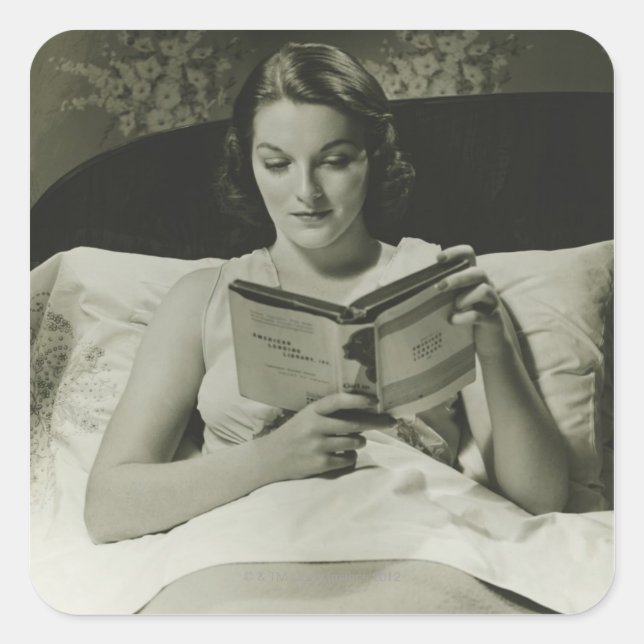 Woman Reading Bok Fyrkantigt Klistermärke (Framsida)