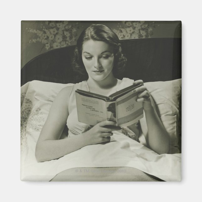 Woman Reading Bok Magnet (Framsidan)