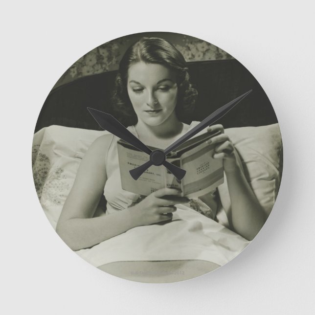 Woman Reading Bok Rund Klocka (Framsida)