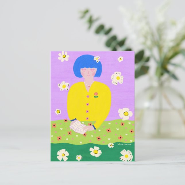 Woman reading in the garden vykort (Stående Fram)